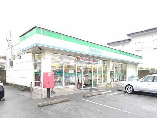 近くのファミリーマート知花四丁目店まで98m（徒歩2分）