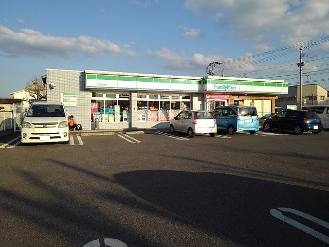近くのファミリーマート日田淡窓店まで640m（徒歩8分）