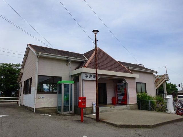 近くのＪＲ牛島駅まで1,700m（徒歩22分）
