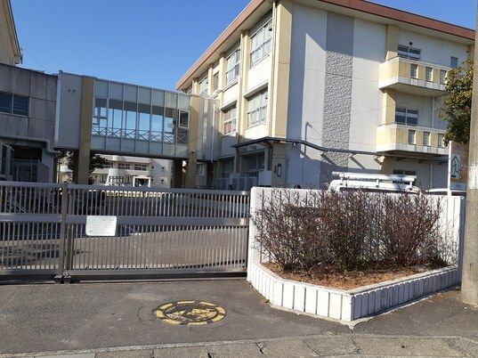 近くの岐阜三里小学校まで1,500m(徒歩19分)