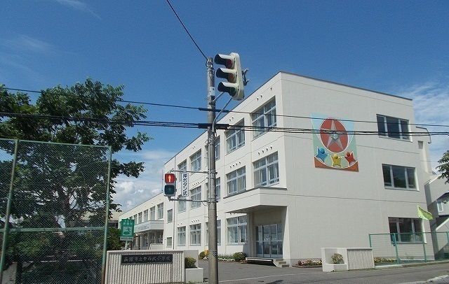 近くの函館市立中の沢小学校まで260m(徒歩4分)