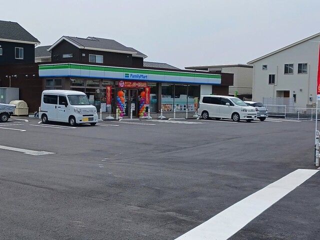 近くのファミリーマート須恵植木店まで170m（徒歩3分）
