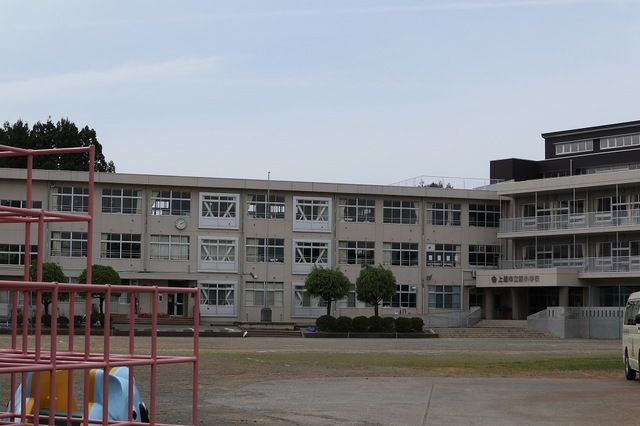 近くの飯小学校まで800m（徒歩10分）