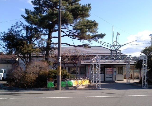 近くの安達駅まで400m（徒歩5分）