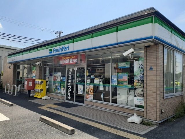 近くのファミリーマート様まで400m（徒歩5分）