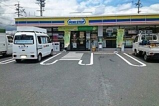 近くのミニストップ豊川森店まで700m（徒歩9分）