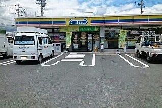 近くのミニストップ豊川森店まで690m（徒歩9分）
