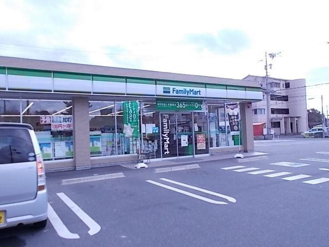 近くのファミリーマート柳津町本郷店まで600m（徒歩8分）