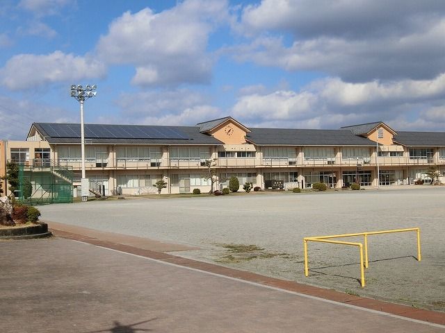 近くの温知小学校まで1,400m(徒歩18分)