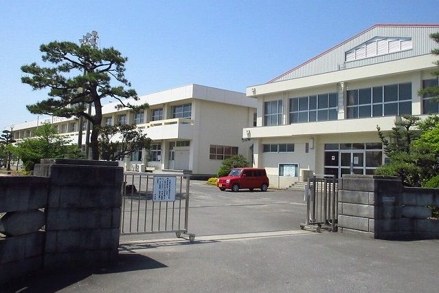 近くの六角小学校まで450m(徒歩6分)
