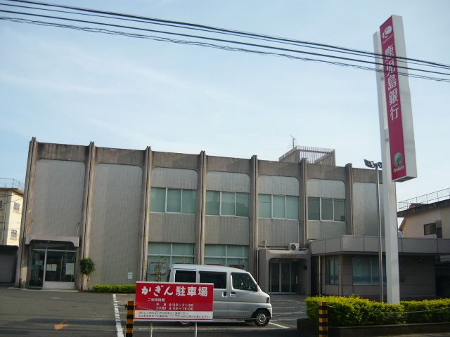 近くの銀行まで1,800m（徒歩23分）
