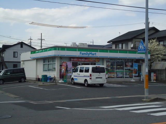 近くのファミリーマートまで800m(徒歩10分)