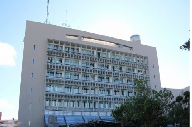 近くの沖縄市役所まで850m(徒歩11分)