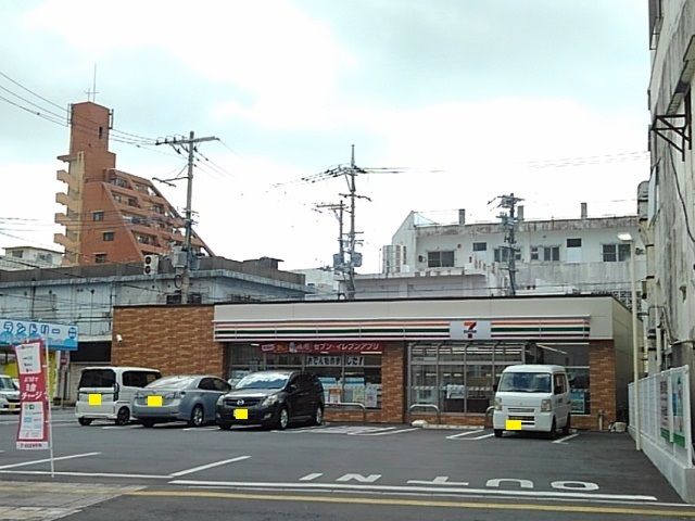 近くのセブンイレブン沖縄胡屋1丁目店まで300m(徒歩4分)