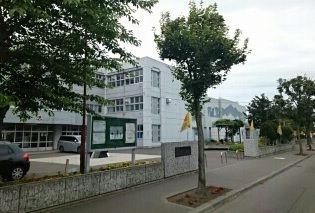 近くの厚別通小学校まで970m（徒歩13分）