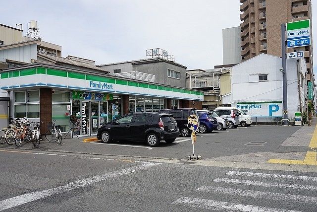 近くのファミマ佐古四番町店さんまで110m(徒歩2分)
