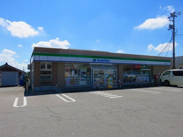 近くのファミリーマートまで70m（徒歩1分）