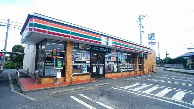 近くのセブンイレブン佐谷田南店まで900m（徒歩12分）
