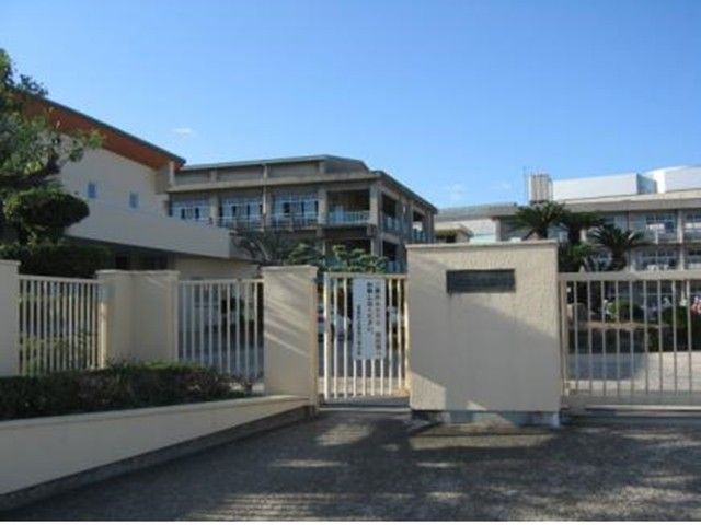 近くの葦高小学校まで850m（徒歩11分）