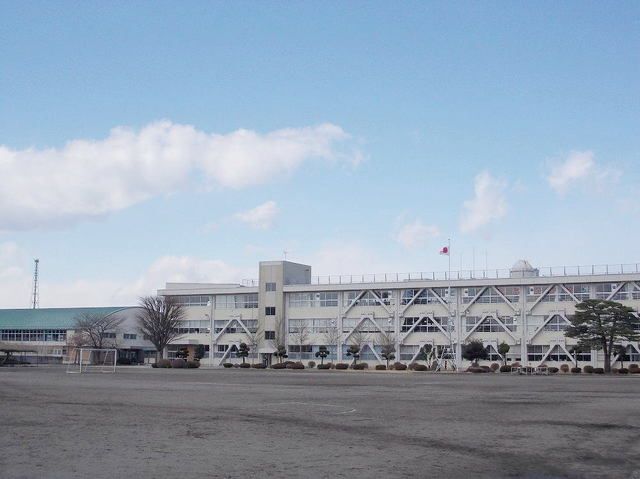 近くの中学校まで110m（徒歩2分）