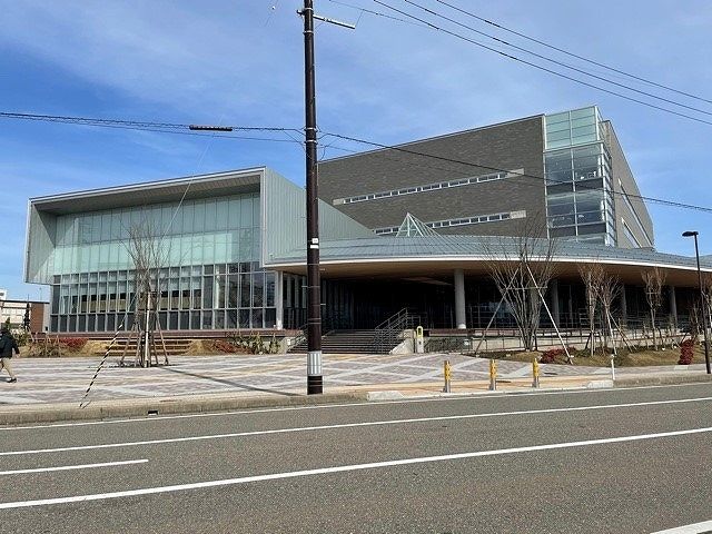 近くの柏崎市役所まで500m（徒歩7分）