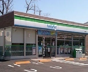 近くのファミリーマートまで550m（徒歩7分）