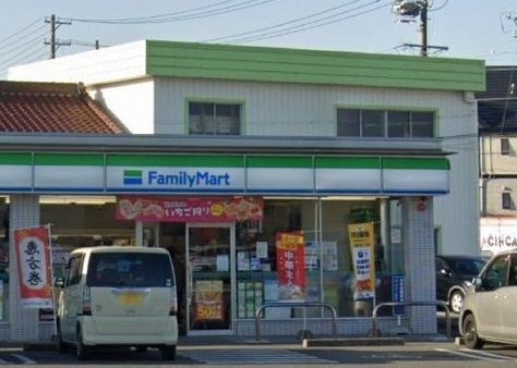 近くのファミリーマート屋敷町４丁目店まで220m（徒歩3分）