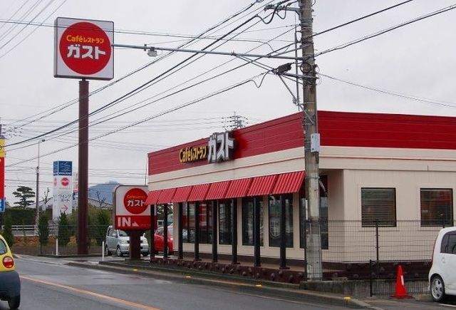 近くのガスト三名店さんまで900m(徒歩12分)