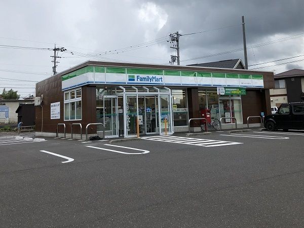 近くのファミリーマートまで400m（徒歩5分）