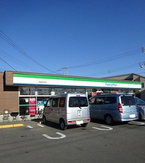近くのファミリーマートまで700m（徒歩9分）