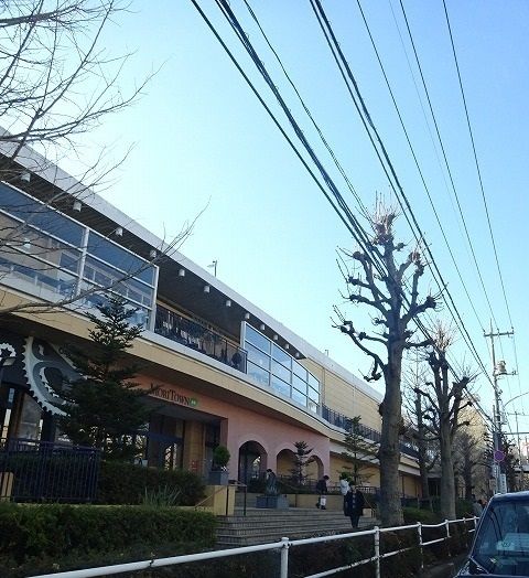 近くのモリタウンまで1,600m（徒歩20分）
