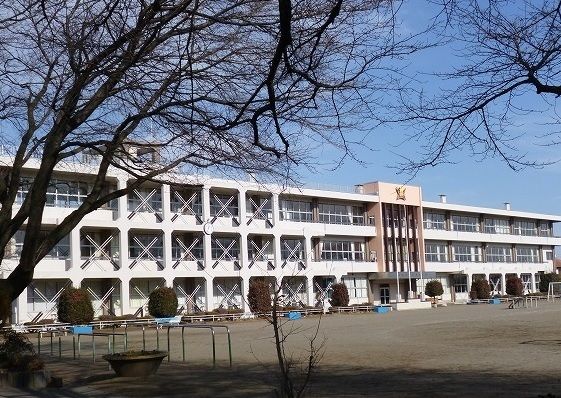 近くの真岡市立長田小学校まで740m(徒歩10分)