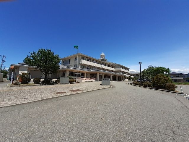 近くの村上市立保内小学校まで1,230m（徒歩16分）