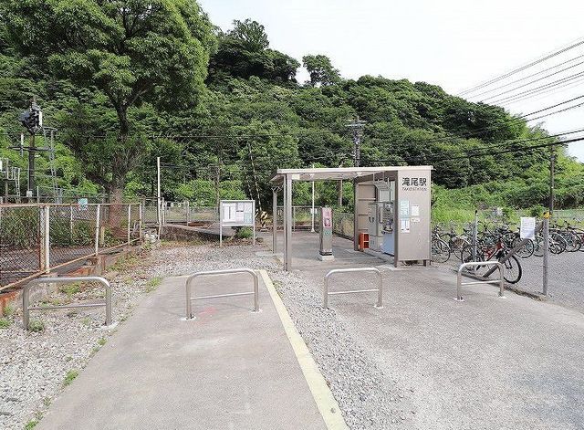 近くの滝尾駅まで1,100m（徒歩14分）