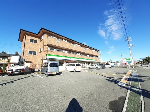 近くのファミリーマート土佐山田新丸店まで180m（徒歩3分）
