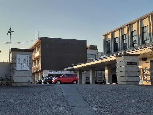近くの半田中学校まで440m（徒歩6分）