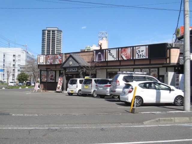 近くの天神屋曲金店まで500m（徒歩7分）