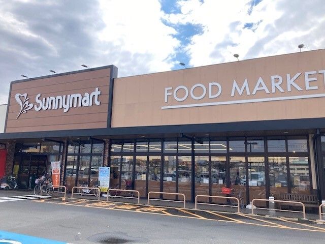近くのサニーマート 南店まで550m（徒歩7分）