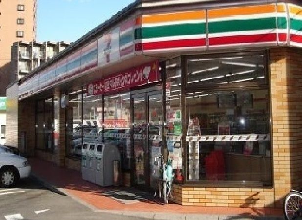 近くのセブンイレブンまで240m（徒歩3分）