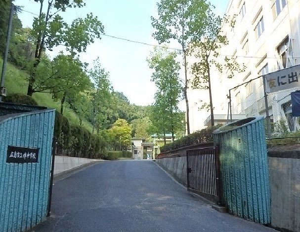 近くの伴中学校まで1,200m（徒歩15分）