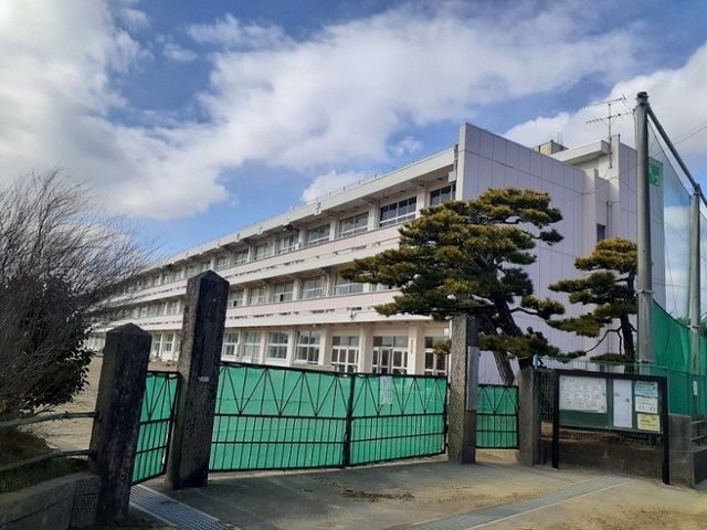 近くの小学校まで700m（徒歩9分）