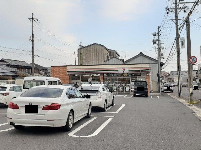 近くのコンビニまで550m（徒歩7分）