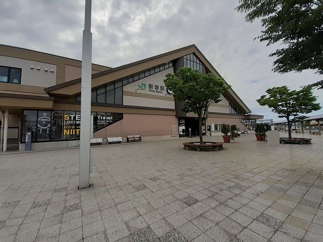 近くのJR新津駅まで1,100m(徒歩14分)