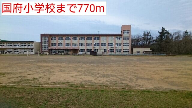 近くの小学校まで770m（徒歩10分）