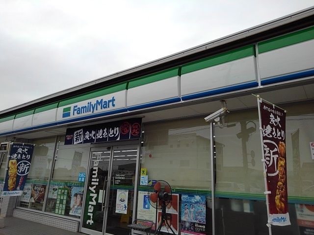近くのファミリーマート楠町東店まで550m（徒歩7分）