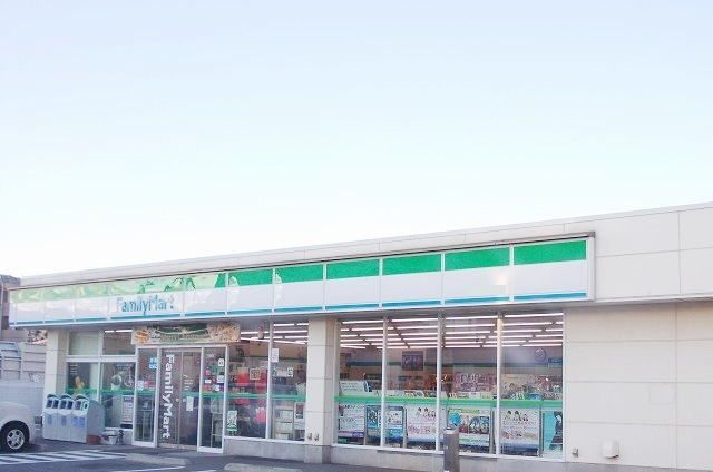 近くのファミリーマート長泉下土狩店まで150m（徒歩2分）