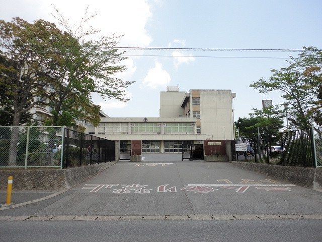 近くの千葉県立市原八幡高等学校まで1,000m（徒歩13分）