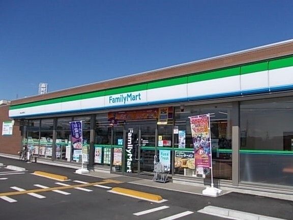 近くのファミリーマート東松山神明町店まで450m（徒歩6分）
