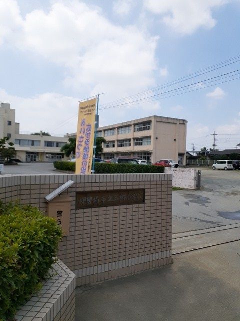 近くの伊勢崎市立三郷小学校まで1,700m(徒歩22分)