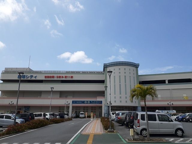 近くのサンエー経塚シティまで1,590m（徒歩20分）